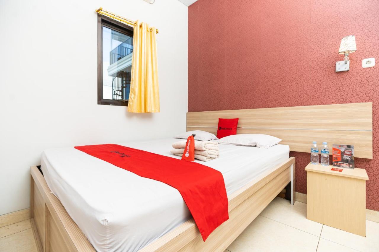 Reddoorz Plus @ Jalan Pumorow Manado Exterior foto
